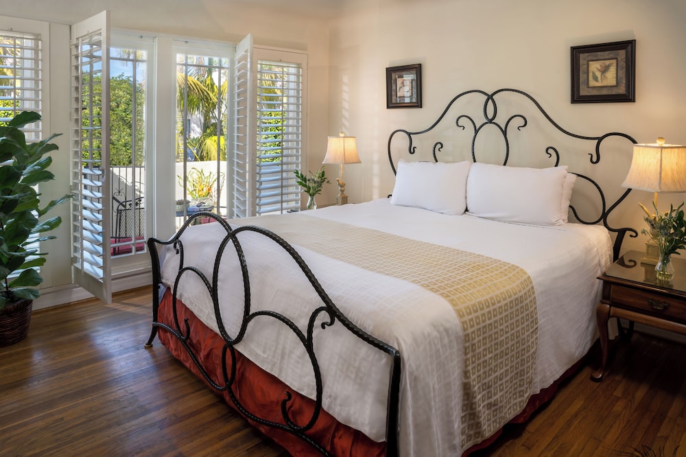 Casita, King Bed, Sofa
