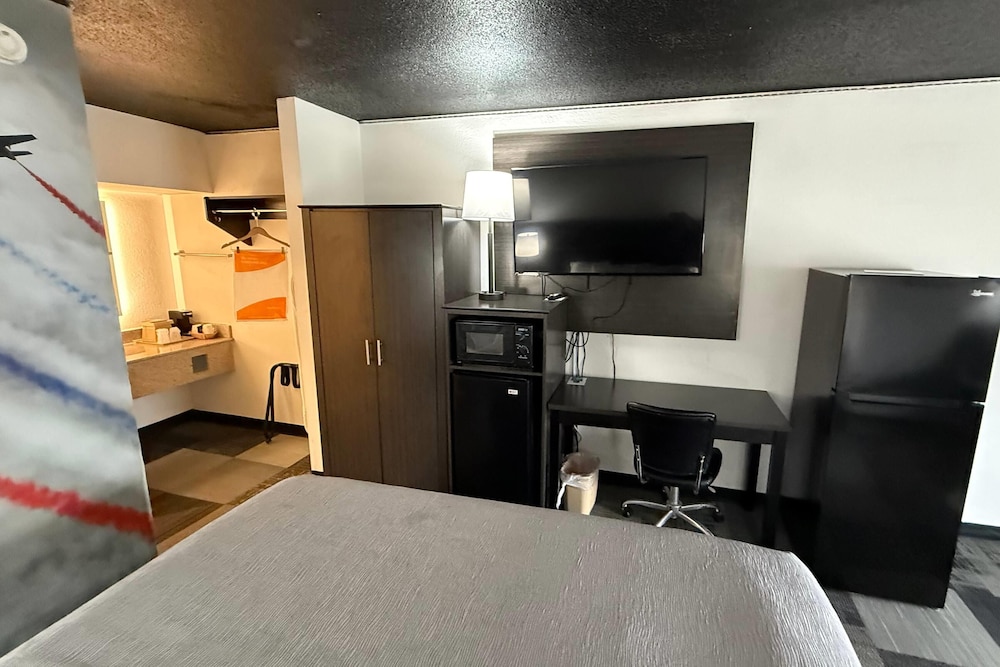 Eglin Extended Stay Hotel, a Howard Johnson by Wyndham 24/27