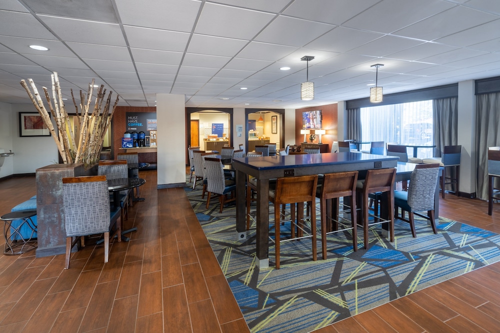 Holiday Inn Express Forsyth 35/42