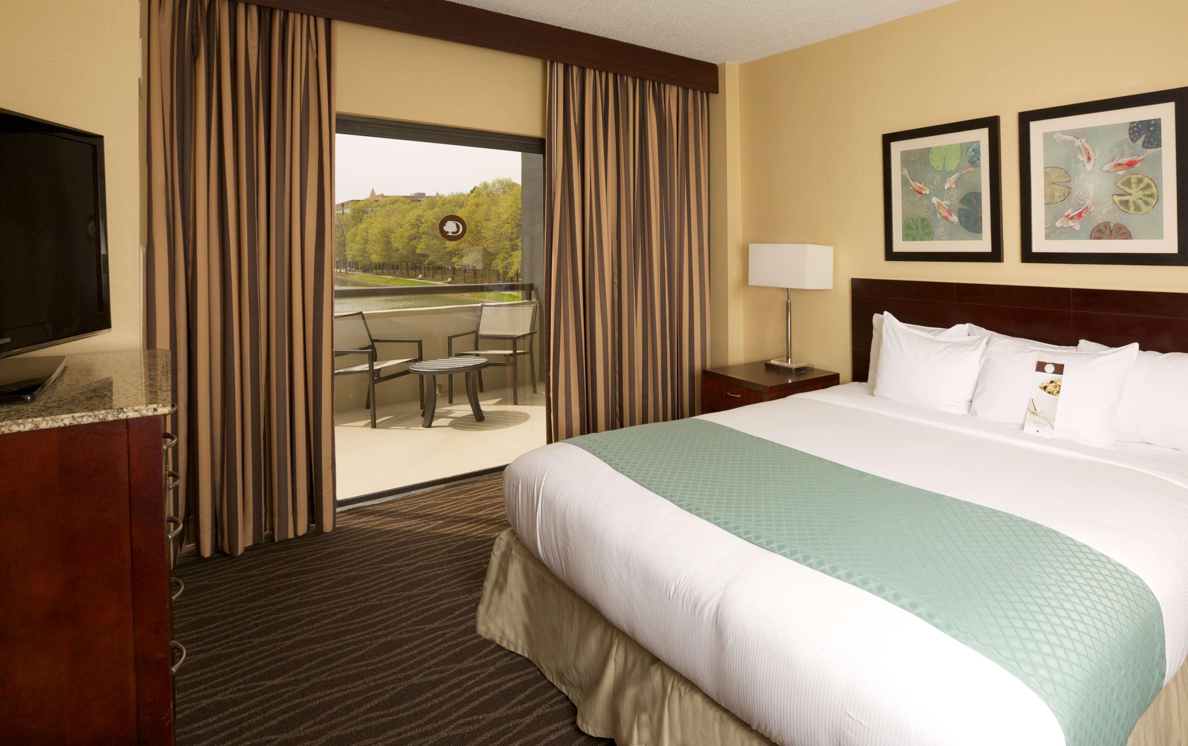 2 ROOMS, SUITE, KING BED, SOFA, BALCONY
