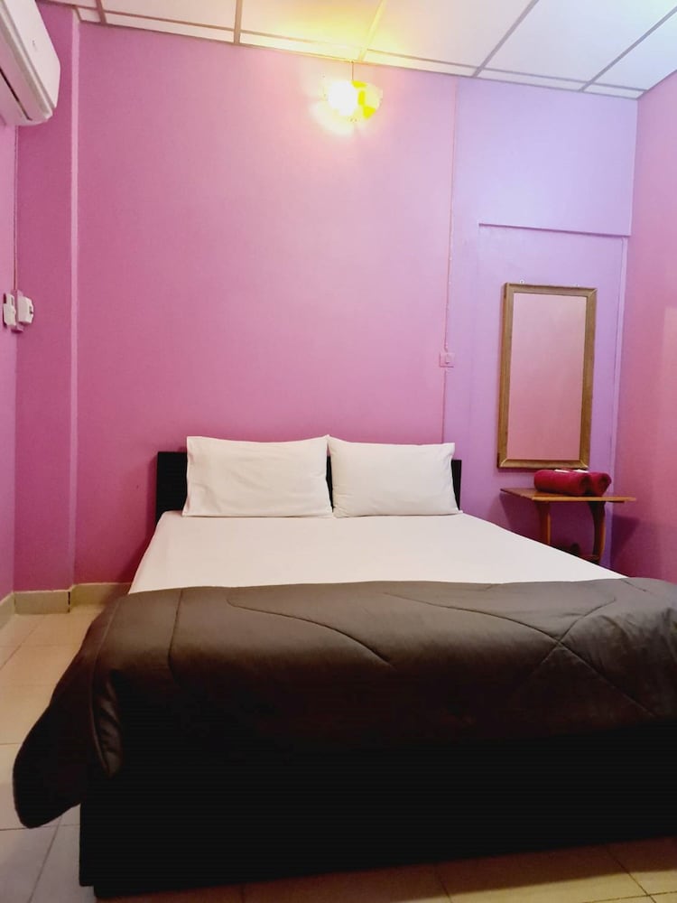 Royal Land Mae Klong Hotel 10/42