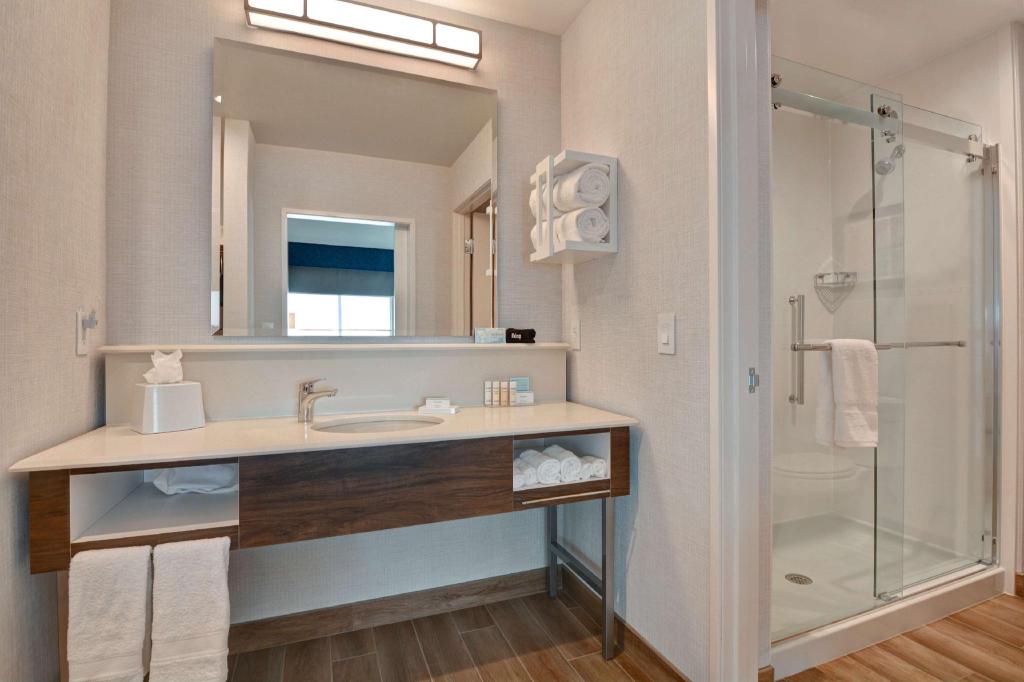 جناح ركني بسرير كينج مع أريكة لذوي الإعاقة، Hampton Inn & Suites Nashville Downtown Capitol View, Tn 3/4