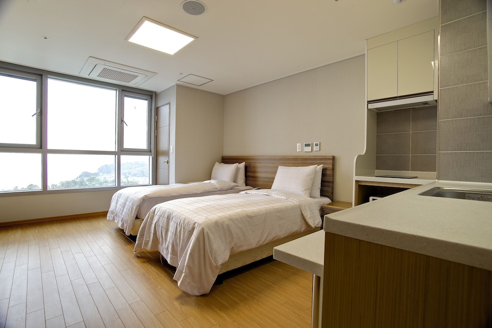 The Class 300 Hotel and Condominium 10/36
