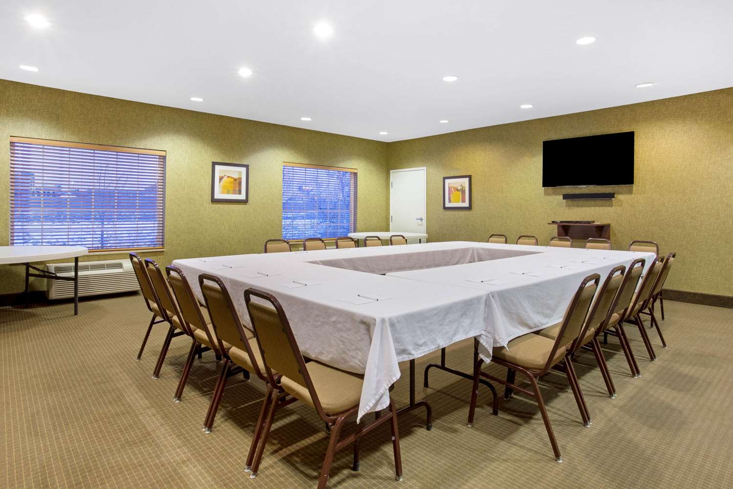 La Quinta Inn & Suites by Wyndham Dickinson 50/50
