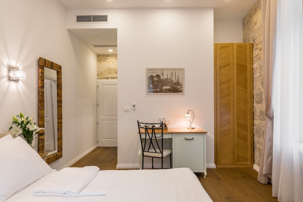 DELUXE, DOUBLE BED, PARK VIEW
