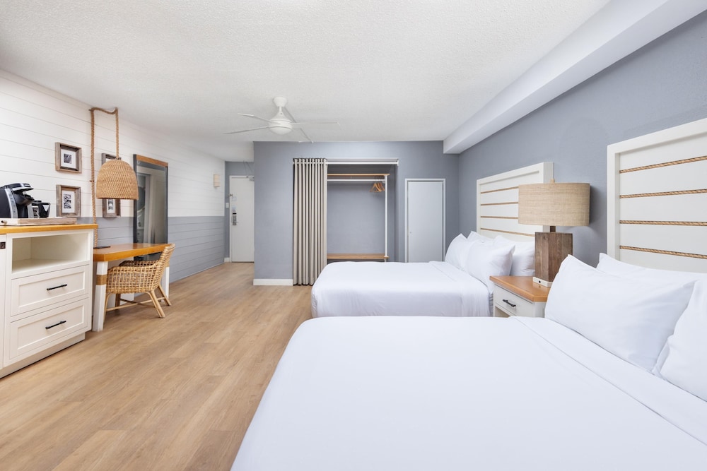 Junior Suite, 1 Single and 2 Queen Beds, Queen Bed