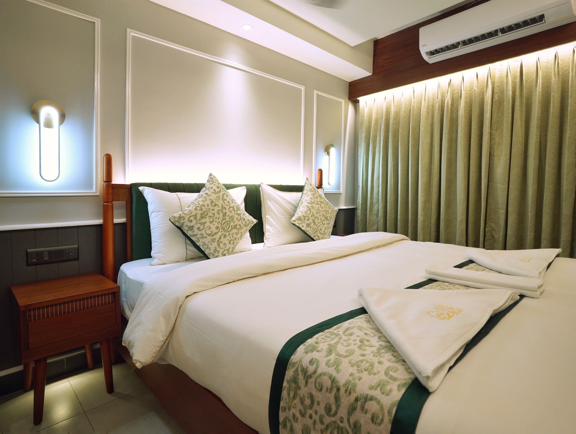 Premium, King Bed, Lateral Side Sea View