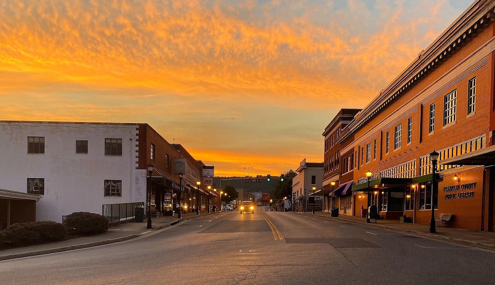 Holiday Inn Express & Suites Rocky Mount/Smith Mtn Lake 70/75