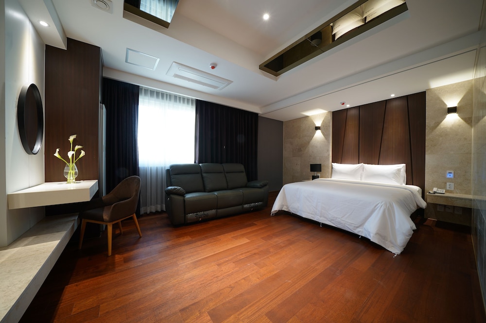 Bentley Hotel Chungjang 4/38