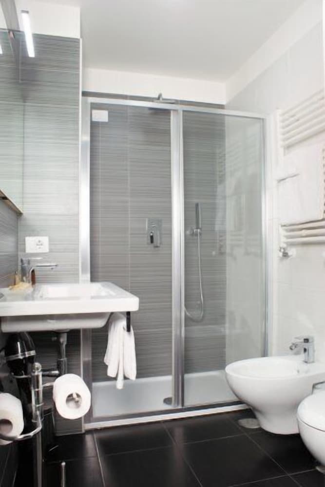Hotel Leopardi 35/37