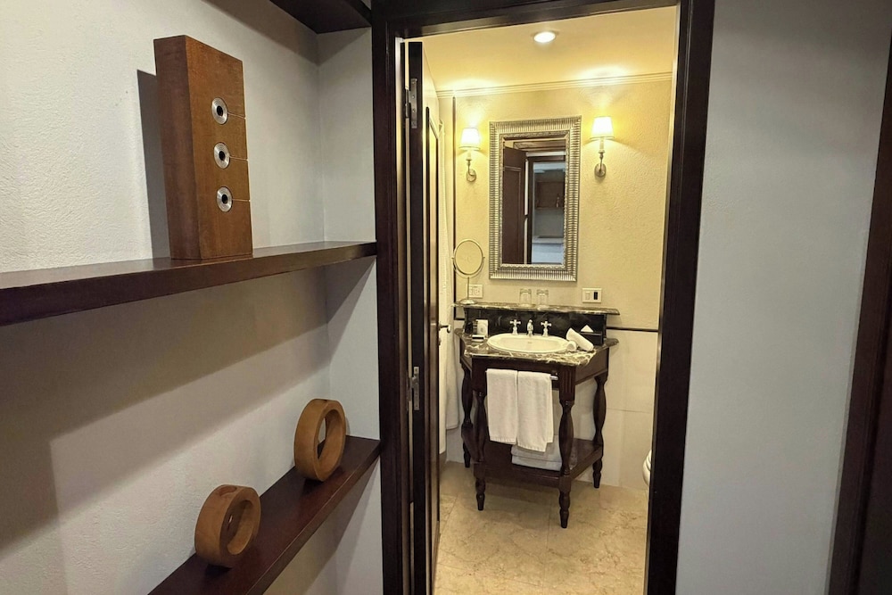 جناح بسرير كينج بإطلالة على النهر بشرفة، Sheraton Colonia Golf and Spa Resort 3/3