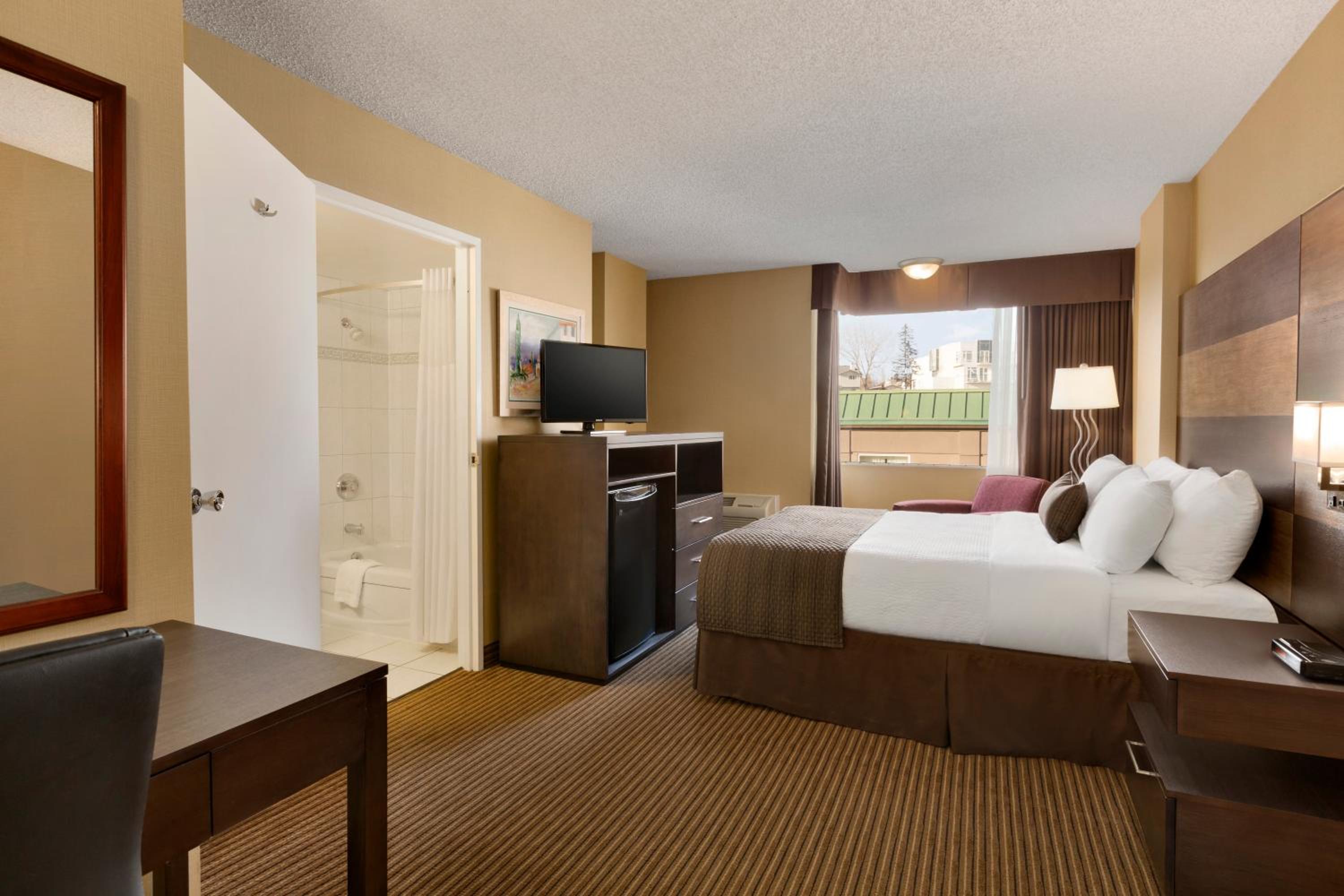 غرفة بسرير كينج وسرير كوين لذوي الإعاقة، Days Inn by Wyndham Calgary South 3/8