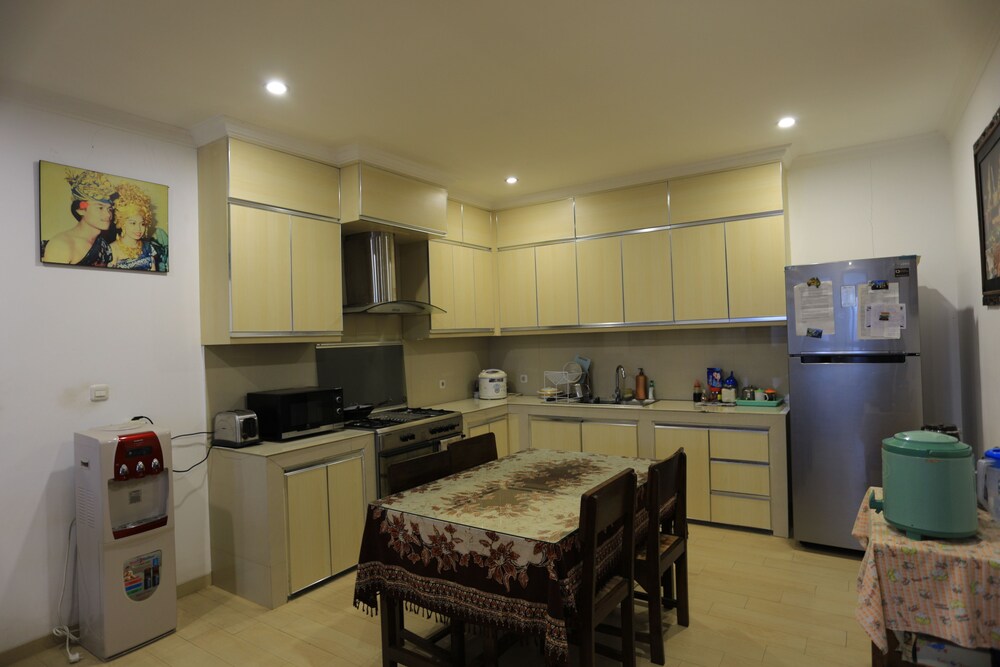 RedDoorz Plus near Lempuyangan Station 4 30/42
