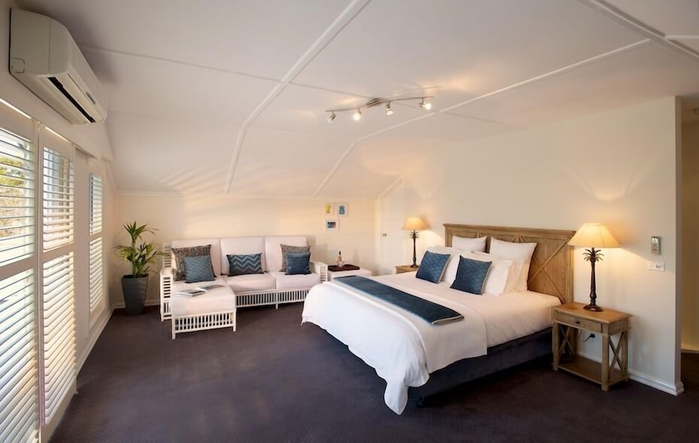 Upstairs, Queen Bed