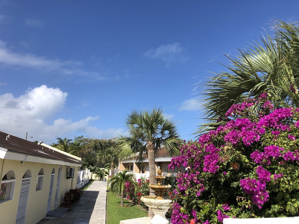 THE COLONY CLUB INN AND SUITES 9/55