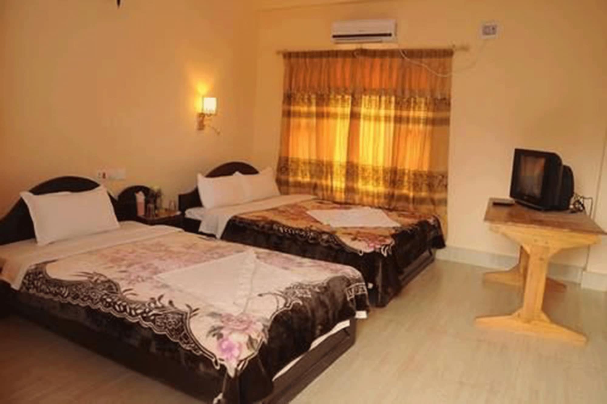 DELUXE, TWIN BEDS, GARDEN AREA