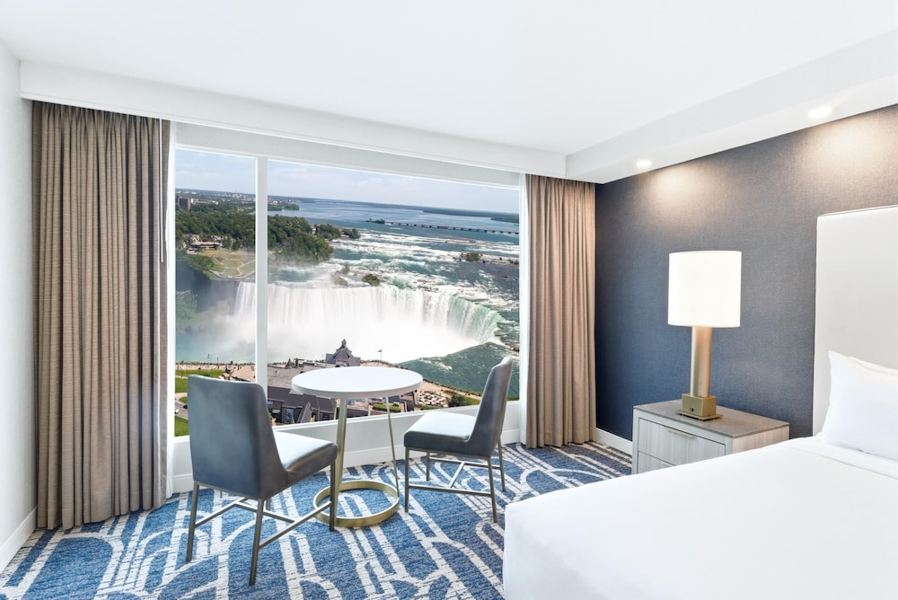 Suite, 4 Queen Beds, Falls View، Embassy Suites By Hilton Niagara Falls Fallsview 4/6
