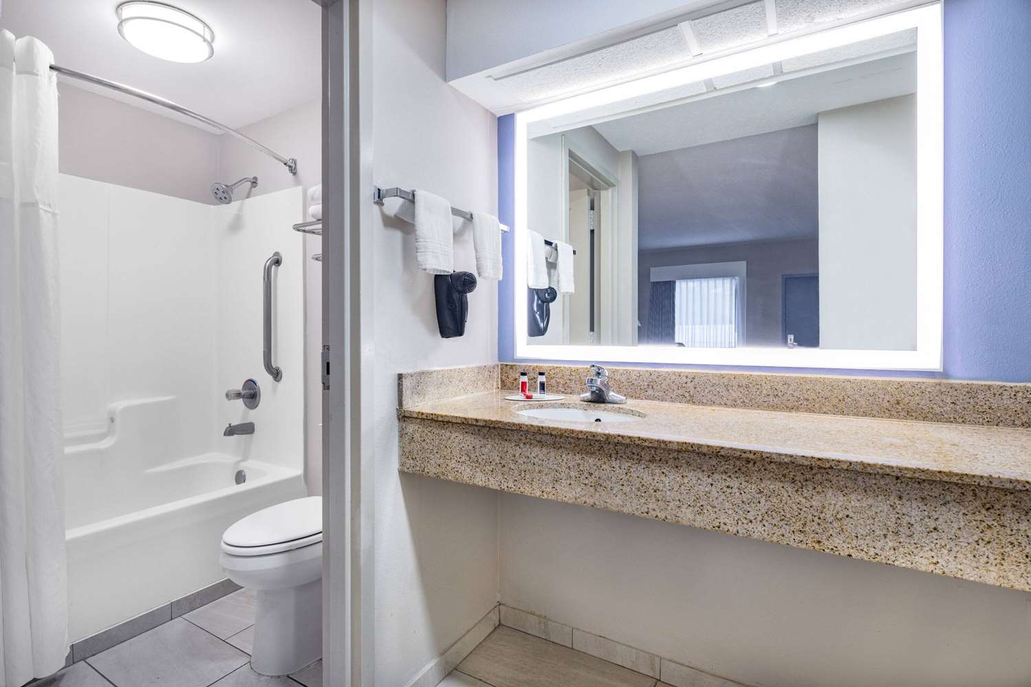 Days Inn & Suites by Wyndham Savannah Midtown 52/56