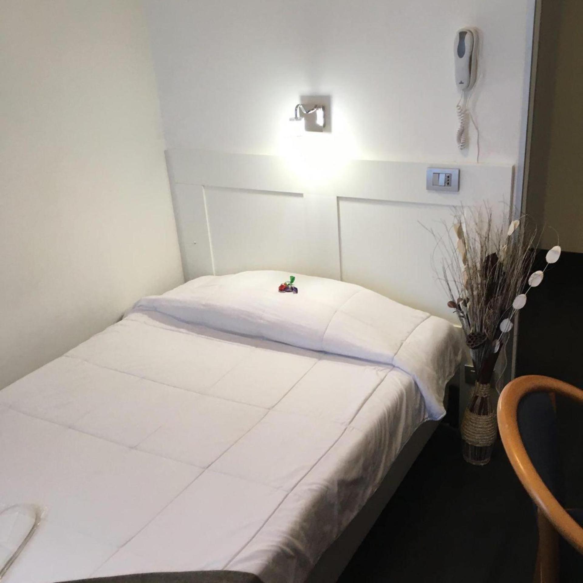 ROOM, SINGLE