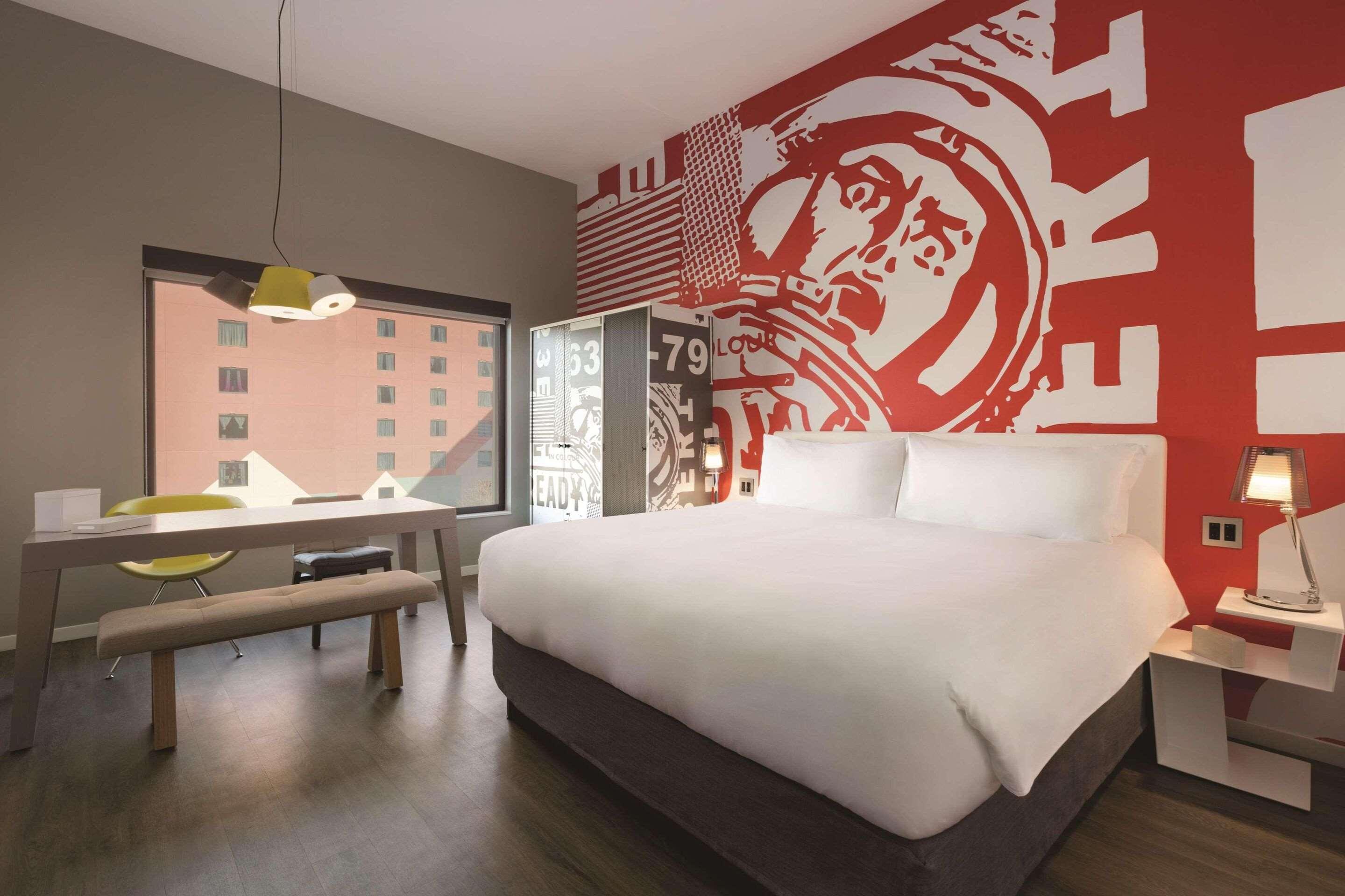 ROOM, KING BED