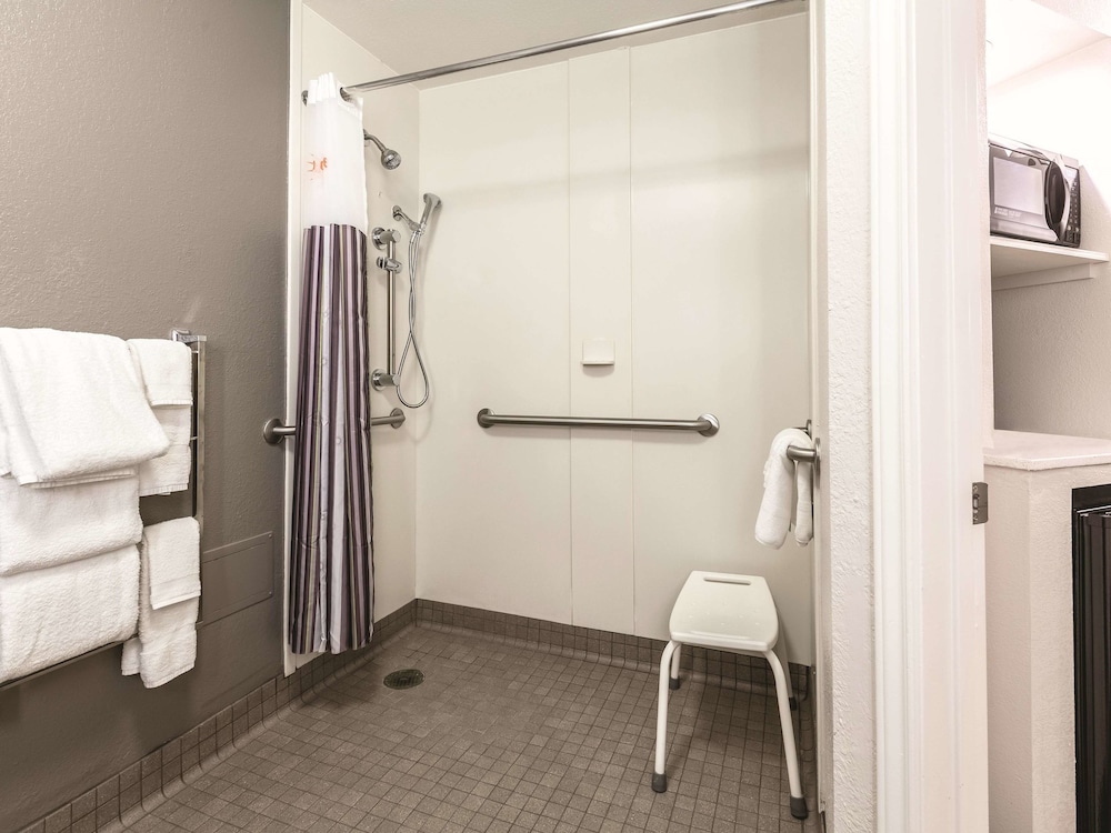 La Quinta Inn & Suites by Wyndham Atlanta Alpharetta 16/37