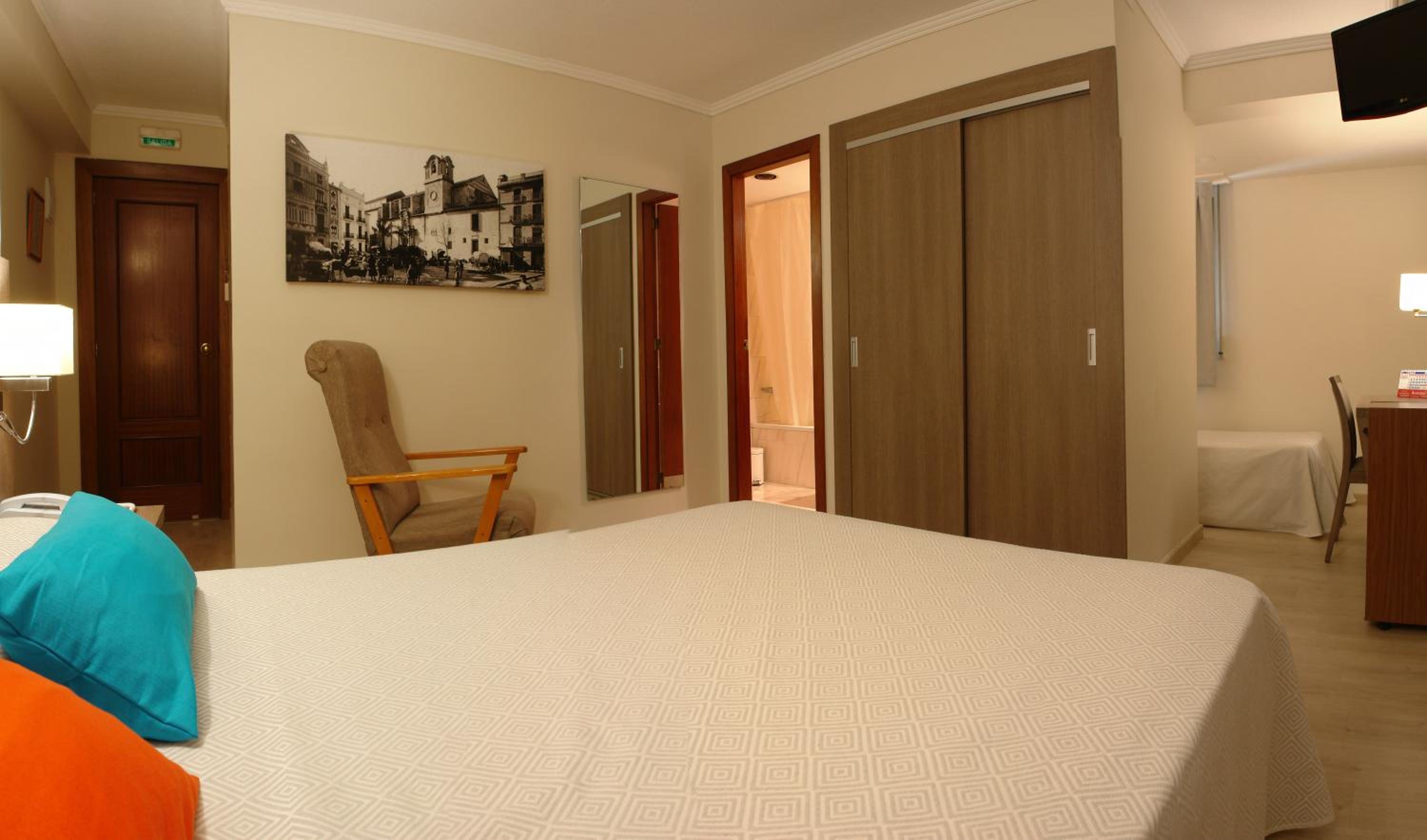 Room, Triple