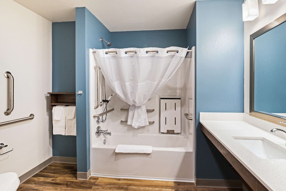 WoodSpring Suites Davenport Quad Cities 27/27