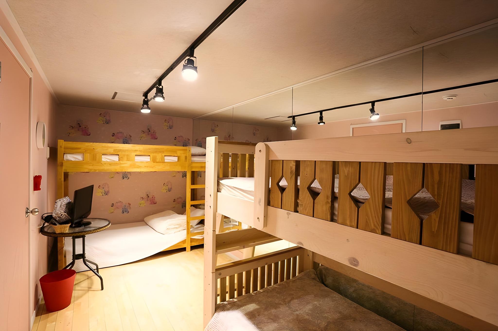 ROOM, QUADRUPLE
