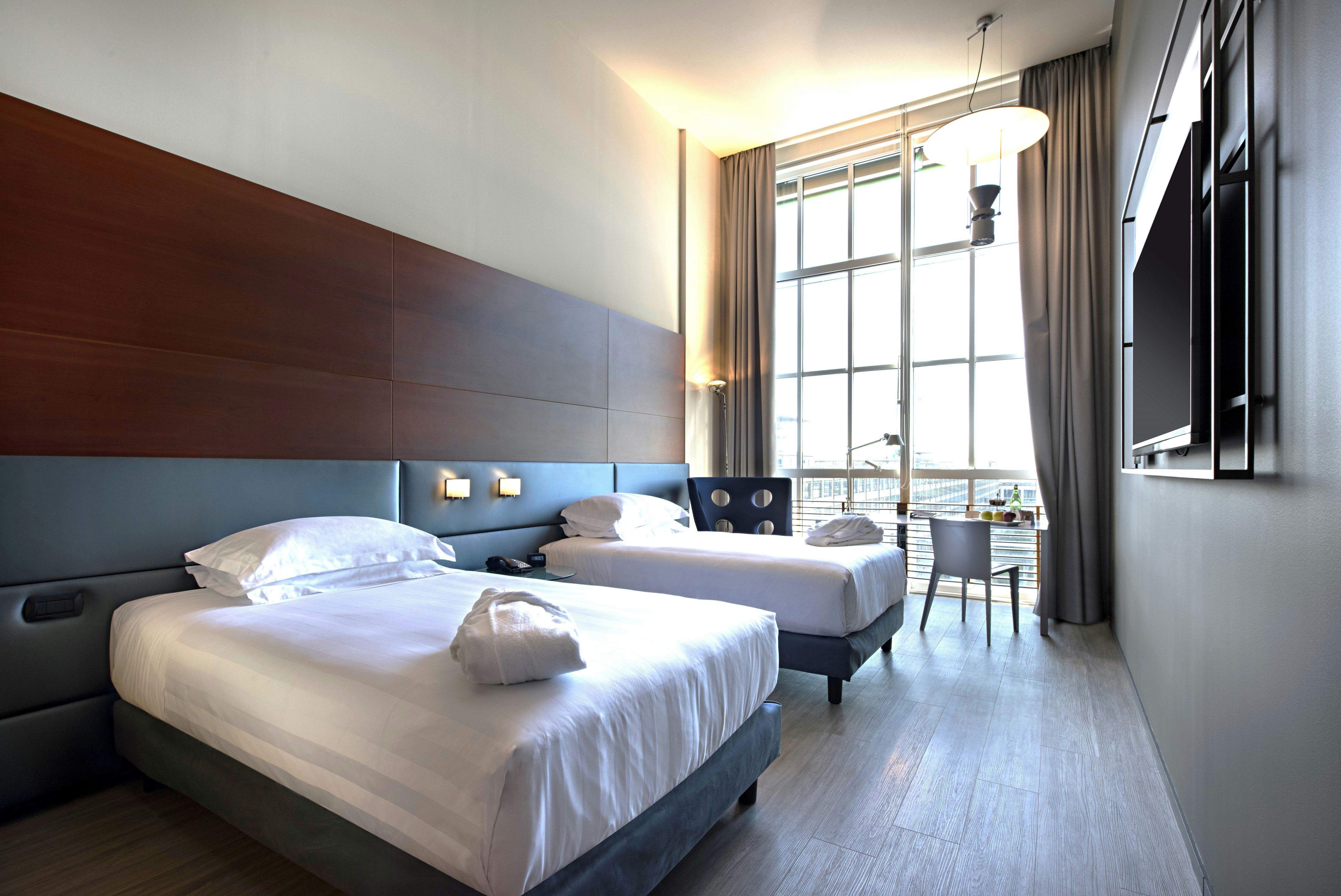 DELUXE, KING BED