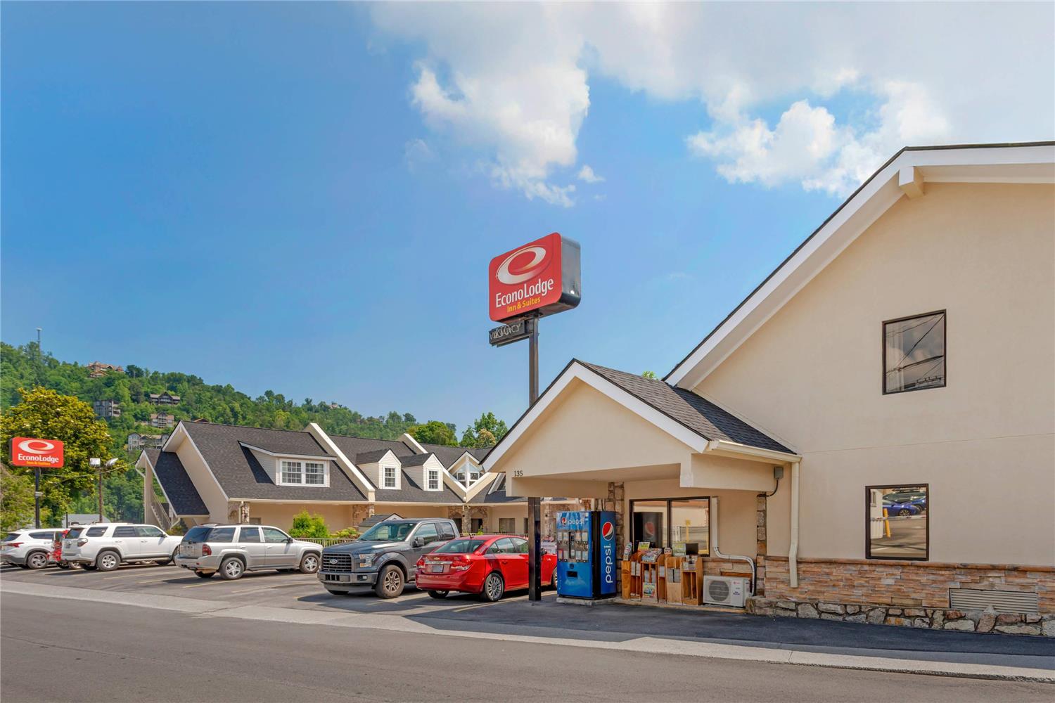 Econo Lodge Inn & Suites Gatlinburg at the Convention Center 14/23