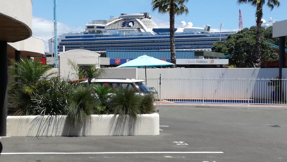 Pacific Motor Inn 4/63