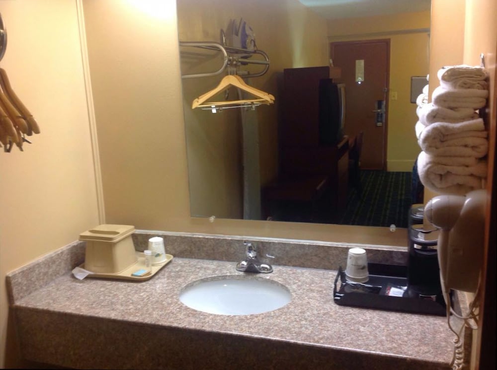 STANDARD, QUEEN BED, SMOKING