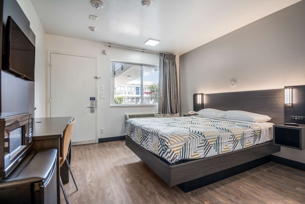 STANDARD, QUEEN BED, ACCESSIBLE