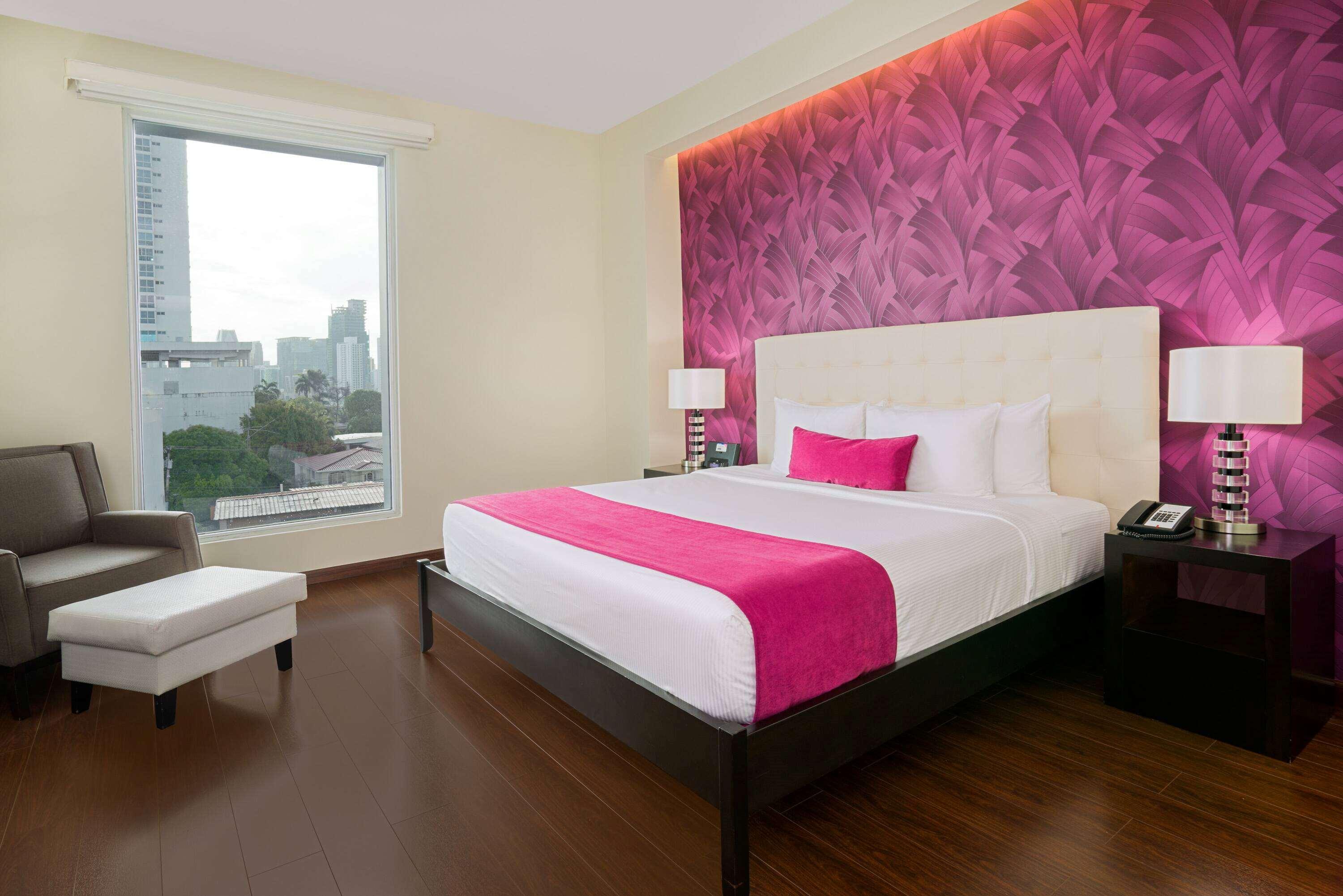DELUXE, KING BED