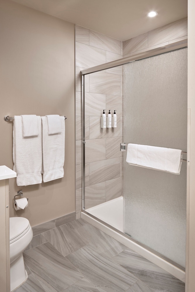 Fairfield Inn & Suites by Marriott Airdrie 52/54