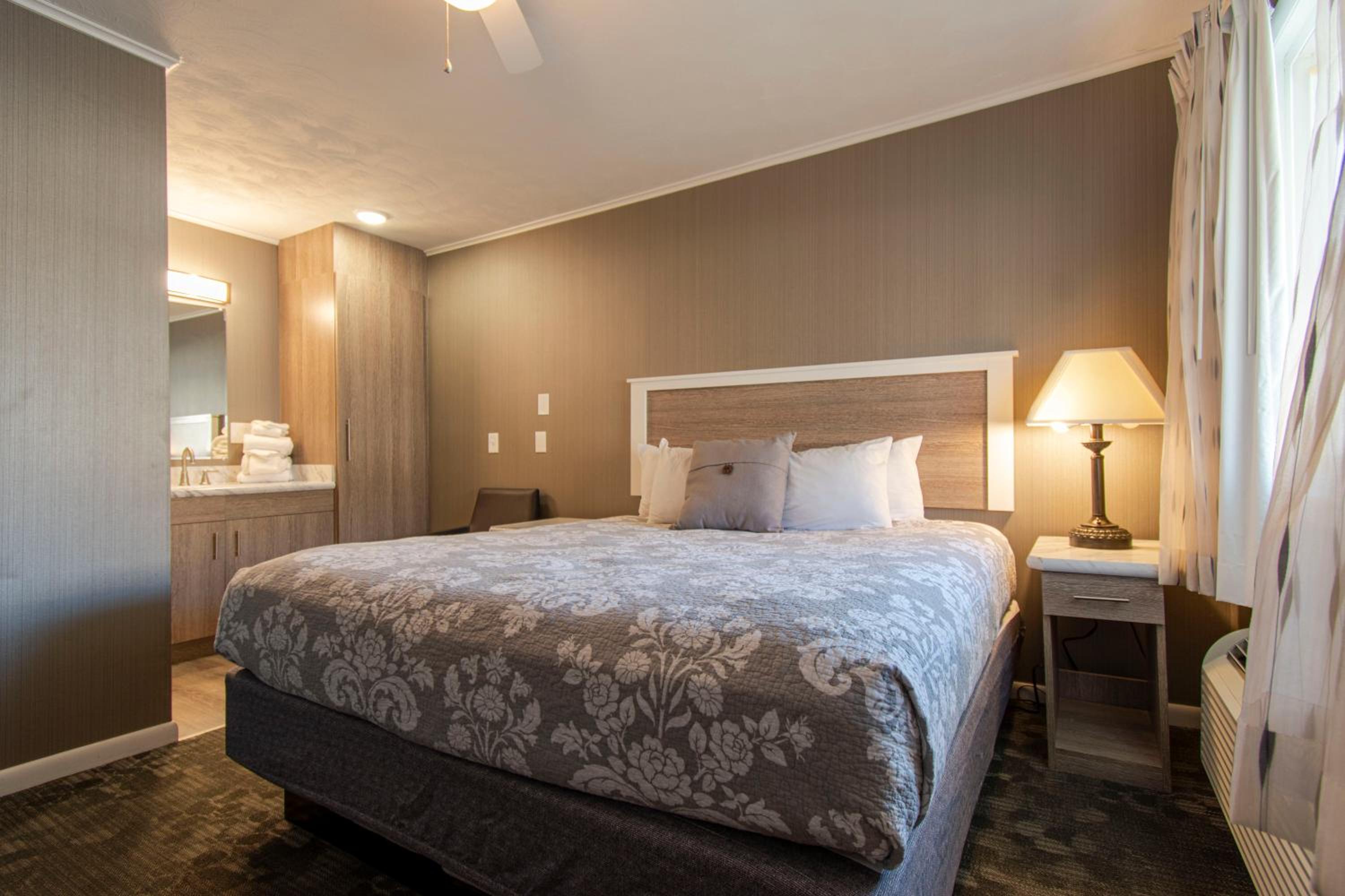 Room, King Bed, Lake Side