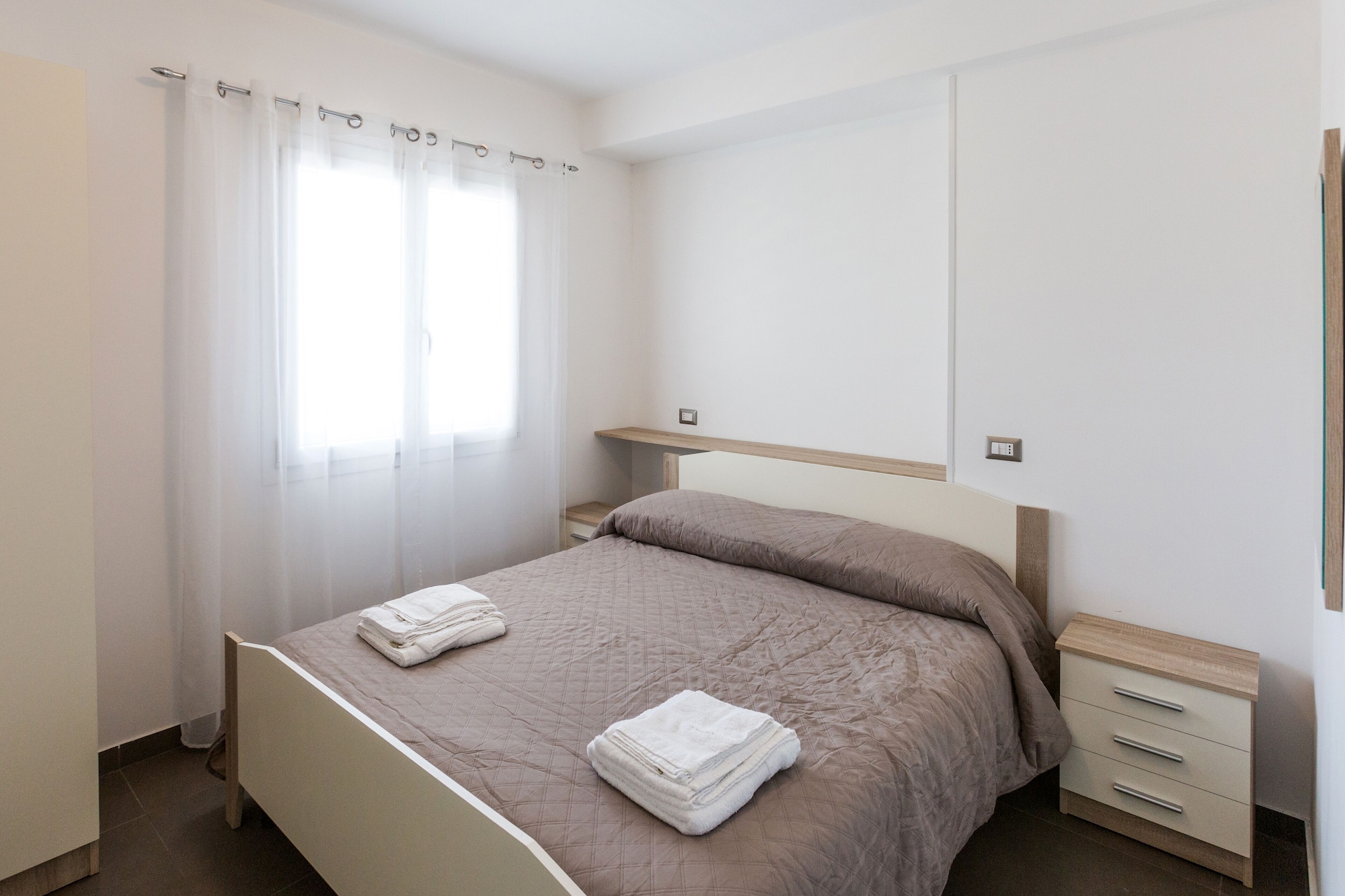 2 BEDROOMS, TOWER, APARTMENT