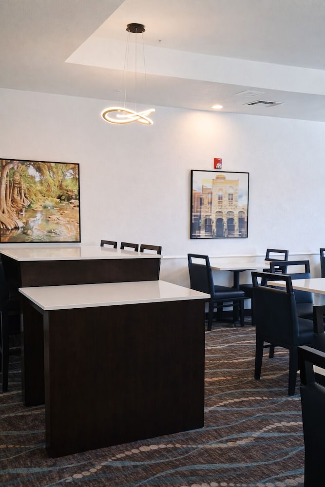 La Quinta Inn & Suites by Wyndham Kerrville 13/61
