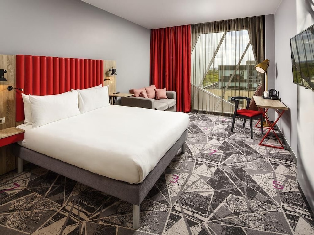 IBIS STYLES LONDON EALING 23/76