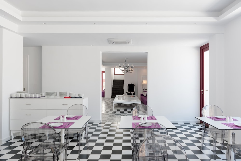 MAR N MAR CROWN SANTORINI HOTEL AND SUITES 22/48