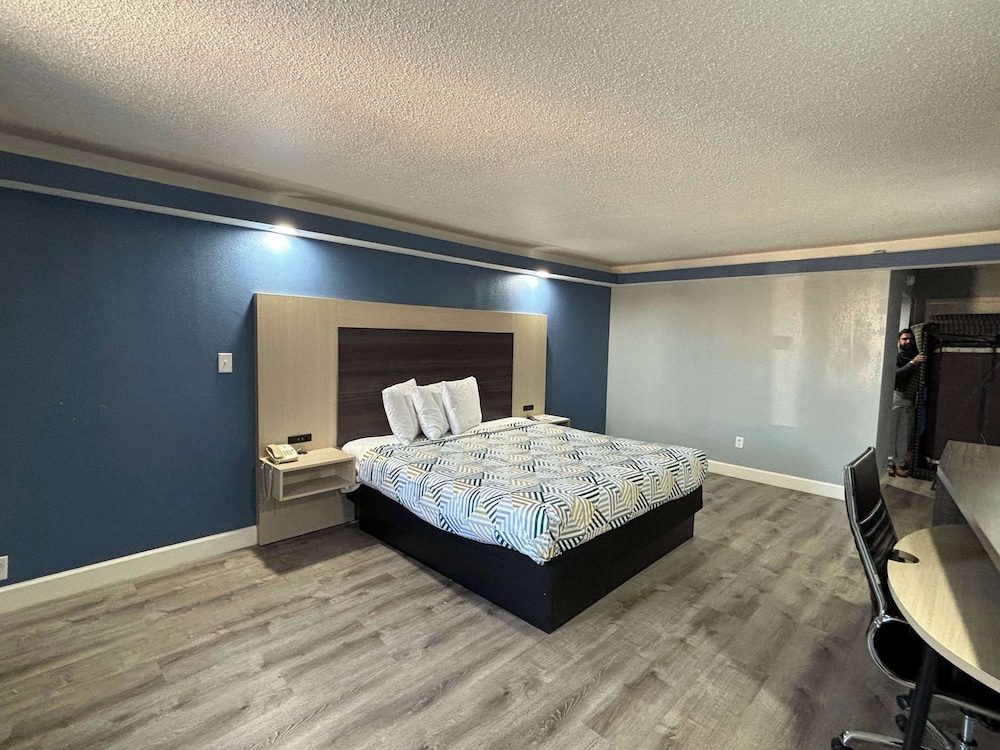SUITE, QUEEN BED, SMOKING, ACCESSIBLE
