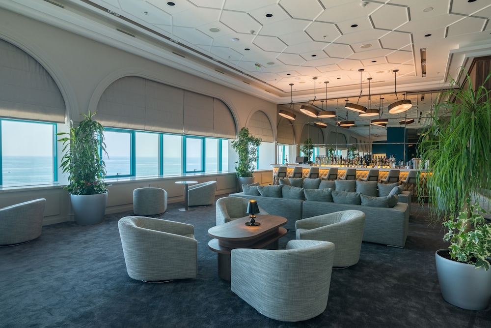 International Hotel Casino Tower Suites 32/50