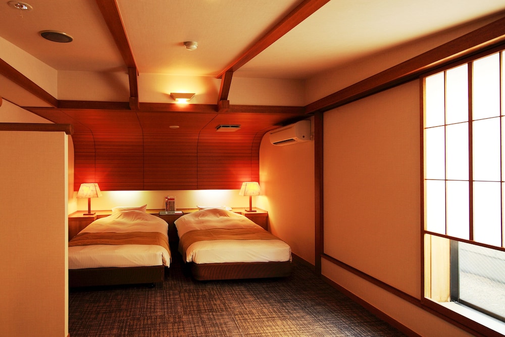 ROOM, TWIN BEDS