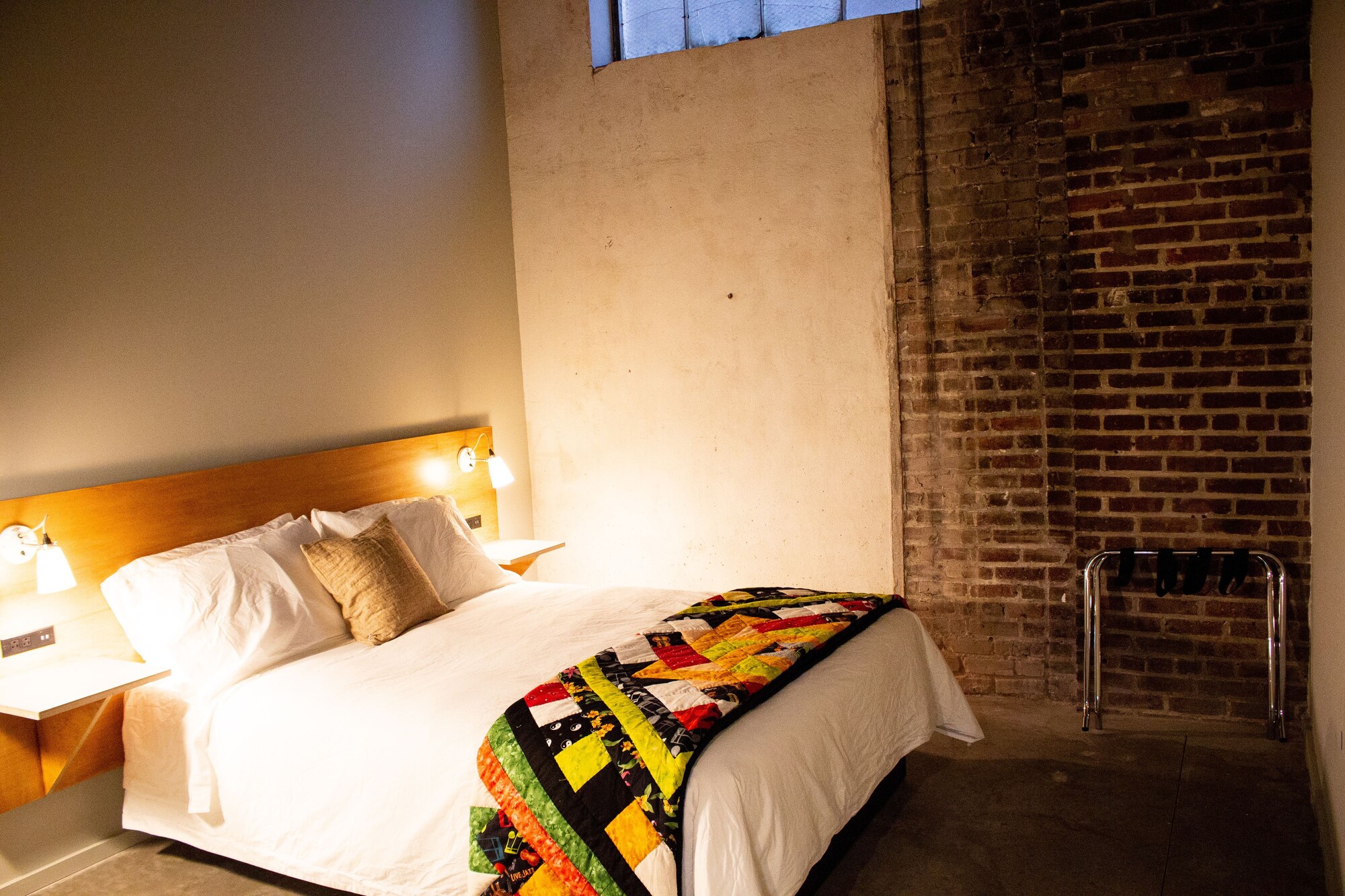 East, Queen Bed