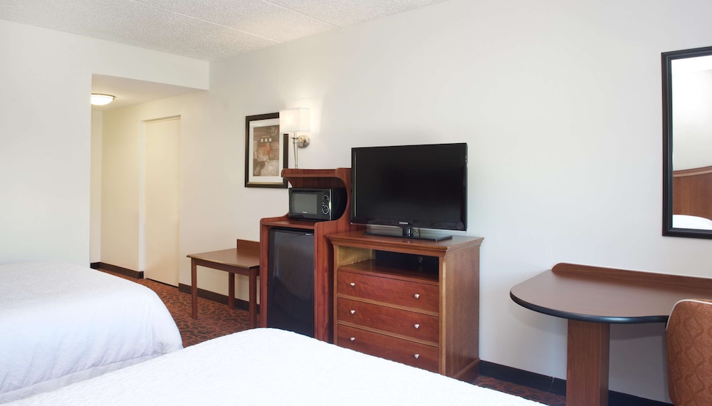 Hampton Inn and Suites Pittsburgh Meadow Lands 16/47