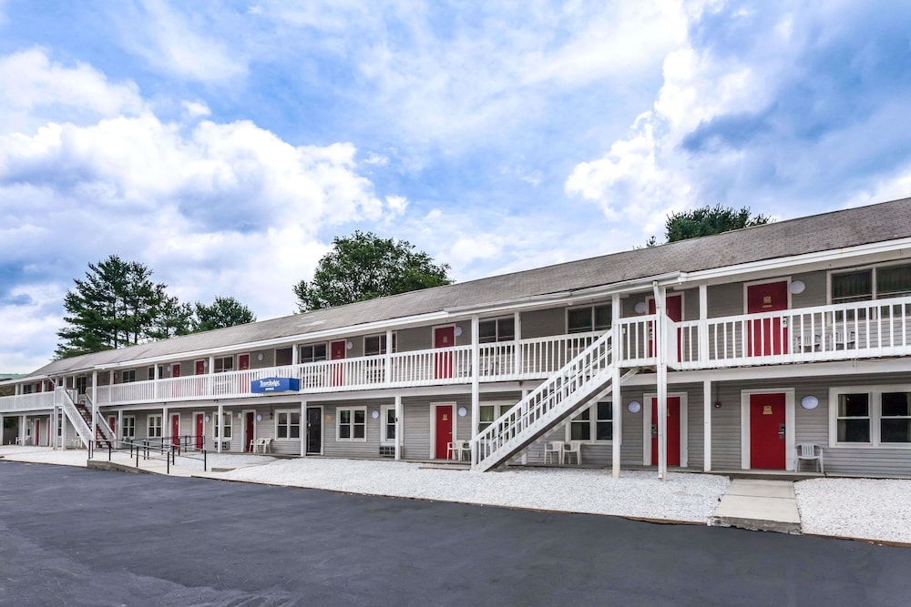 Travelodge by Wyndham Great Barrington Berkshires 1/43