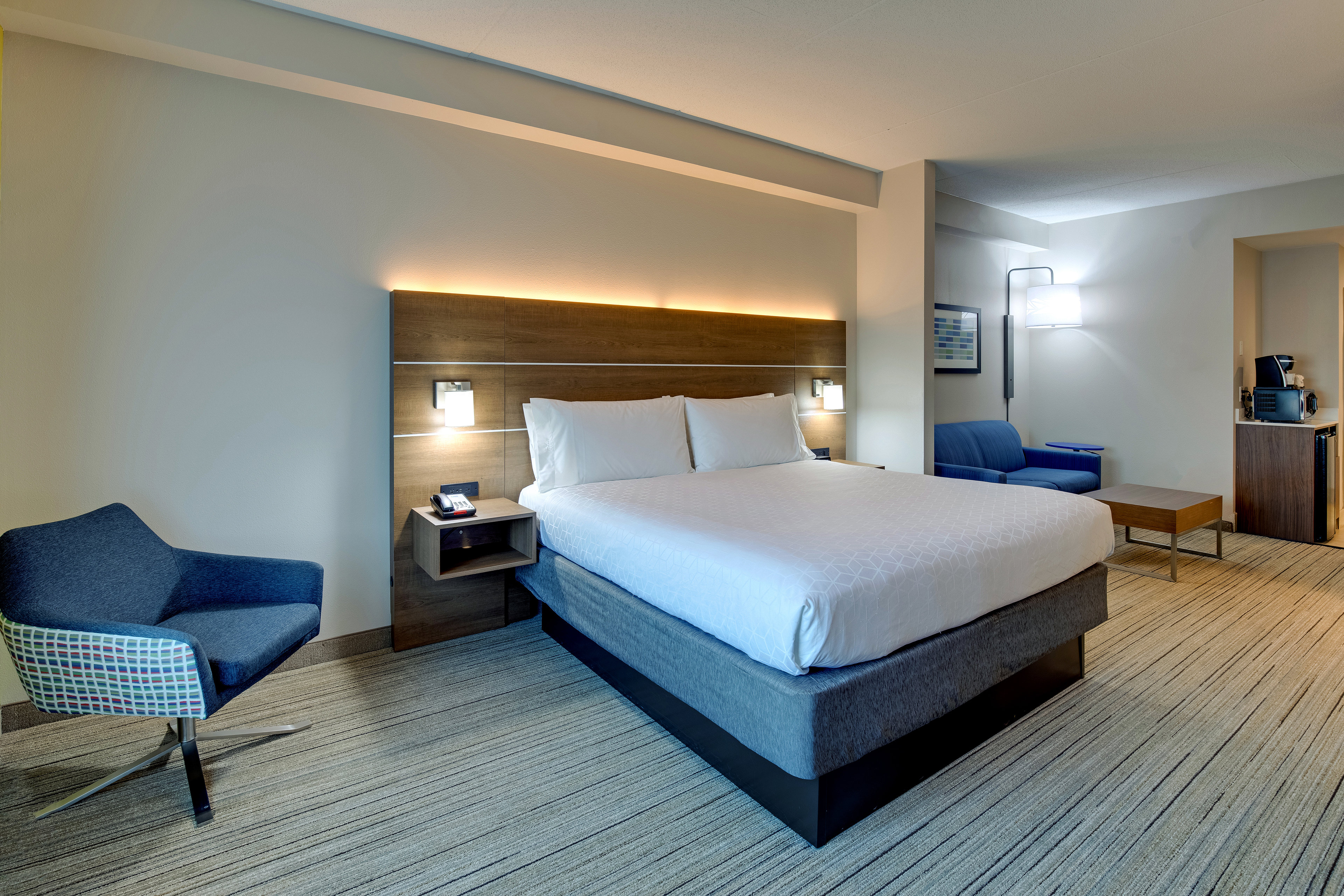 Holiday Inn Express Hotel and Suites Nashville-Opryland 24/64