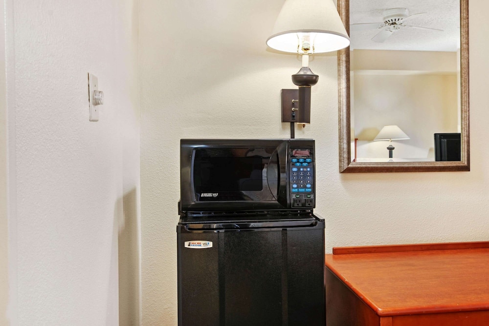 La Quinta Inn & Suites by Wyndham Albuquerque Journal Ctr NW 24/49