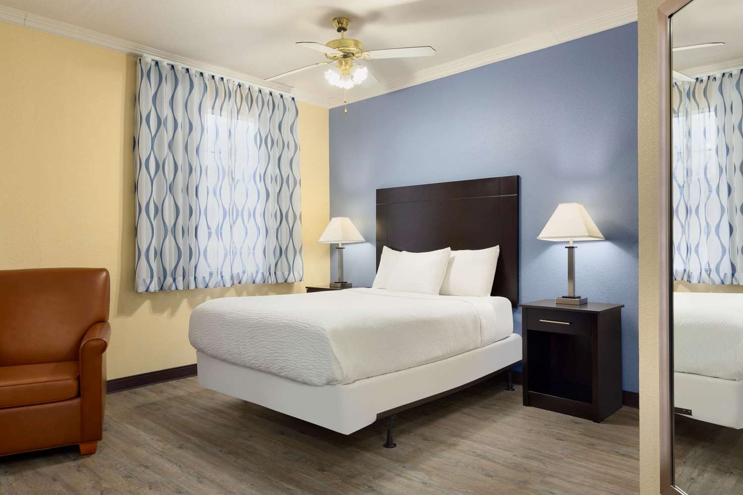 Days Inn and Suites by Wyndham Euless DFW Airport South 27/57