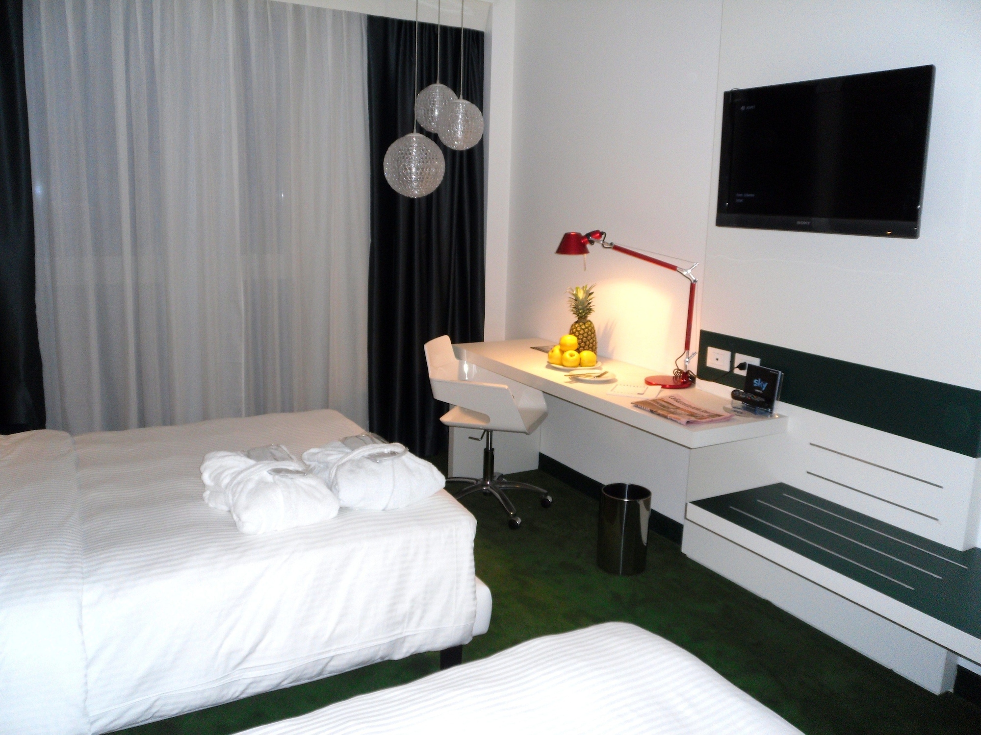SUPERIOR, SINGLE, KING BED